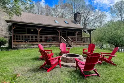 Image de 2-story cabin w/ fireplace, firepit, & private hot tub + free attraction tickets