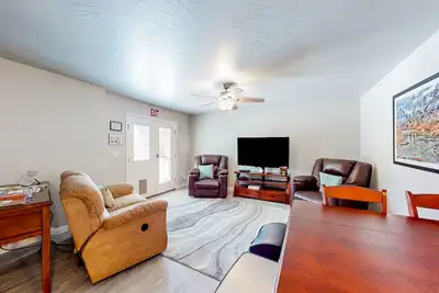 Image de Delightful lower-level getaway with a full kitchen, plus patio & pool access