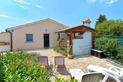 Image de Maison de vacances avec terrasse ensoleillée et coin barbecue