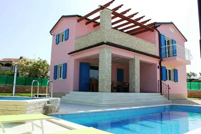 Image de Villa avec piscine, terrasse et barbecue
