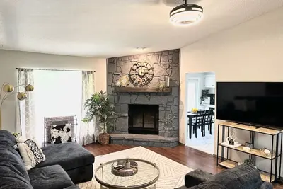 Image de Cozy Home in Trails South with coffee bar. Close to Okc/Guthrie, pets welcome!