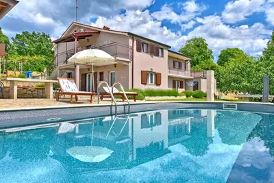 Image de Villa avec piscine, aire de jeux et cuisine de jardin