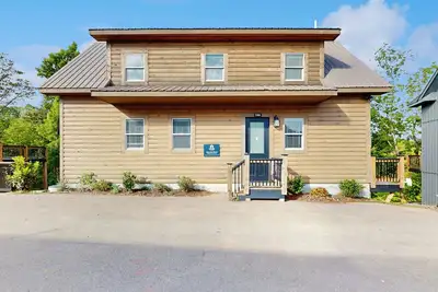 Image de Impressive mtn-view cabin w/fireplace, deck, jacuzzi, & free attraction tickets