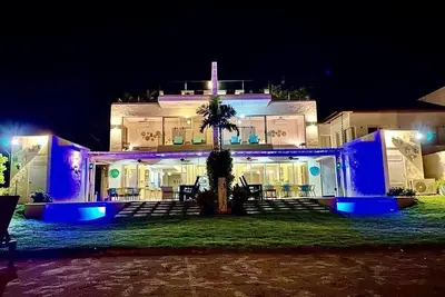 Image de Beachfront Villa perfect for a family getaway! Pet-friendly + services.