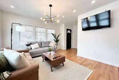 Image de Sleek & Stylish Condo Retreat, 2ba, W/D