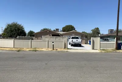 Image de This is a 4 bed room house with 2 bathroom. Parking space. security cameras.