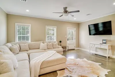 Image de Cozy Crowley Home: Modern Interior, Covered Porch!