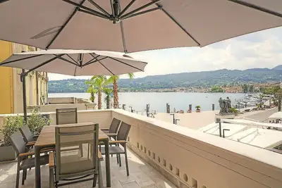 Image de Casa Didia A: A spacious and welcoming apartment located on the lake promenade of Lake Garda, with Free Wi-Fi.