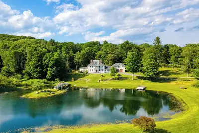 Image de Secluded Estate w/ Guest House, Private Pond, Gym, & Movie Theater | Sunny Pond