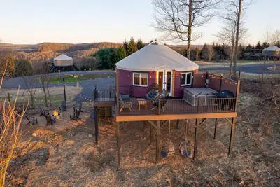 Image de Starlit Haven Yurt 2 w\/ Hot Tub, Smart Tv + Views!