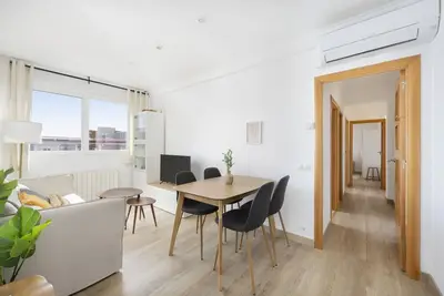 Image de Amazing and bright 3-bedroom home, nestled in the charming town of Cornellà de Llobregat, just a short 20-minute journey from the vibrant city of Barcelona.
