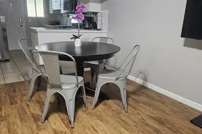 Image de Welcome to our cozy 2-bedroom retreat near downtown and the airport!