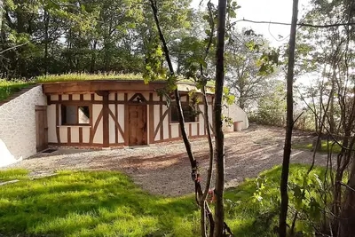 Image de Location Insolite : Maison Hobbit avec Arbre Intégré, à Proximité de Chambord