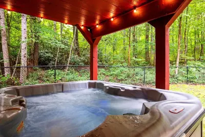 Image de 5br Cabin w/Privacy! Hot Tub + Firepit/Yard*Arcade