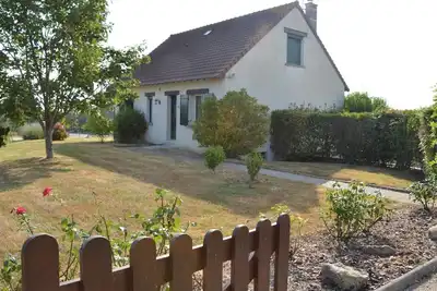 Image de Maison spacieuse avec jardin, terrasse, et équipements de loisirs à Pouillé