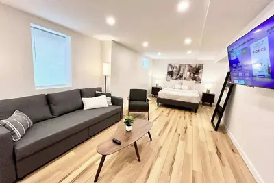 Image de Bright and Spacious Sleek Studio