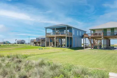 Image de Beautiful Beachfront Home with Beach Access.