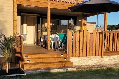 Image de 14 km des plages de Capbreton/Hossegor. Chalet 4 pers. 49 m2. Piscine et spa.