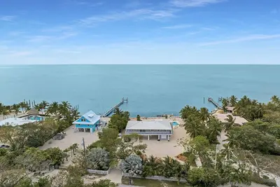 Image de 3/2  gulf front home with amazing views and meticulously manicured lot.