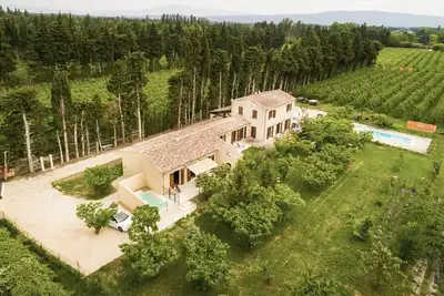 Image de Gîte Charmant is a beautiful independent gîte with private swimming pool in the Vaucluse.