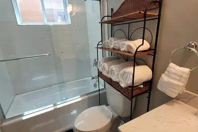 Image de A family type unit in the midst of downtown Somerville crowded by restaurants