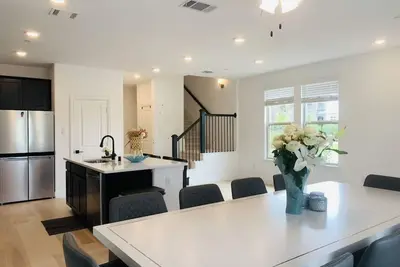 Image de April-2024-built waterfront. Life on the lake, while having access to city life.