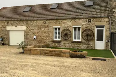 Image de Gîte l’Ecurie dans un petit village en Bourgogne avec ses petits commerces