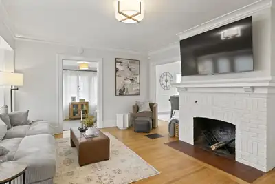 Image de Stay Close to It All in a Cozy Classic Home