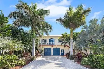 Image de 5/3 pool home in Coco Plum with plenty of dock
