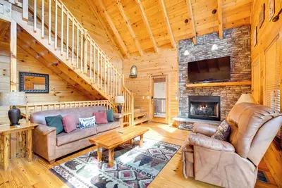 Image de Sevierville Cabin w/ Hot Tub ~ 4 Mi to Nat’l Park!