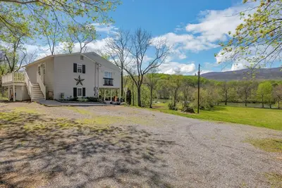 Image de Riverside Serenity: A Picturesque Retreat by RedAwning