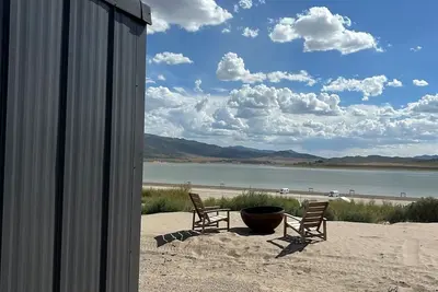 Image de King Bed-Firepit-Shade-Chairs-Dark Skies