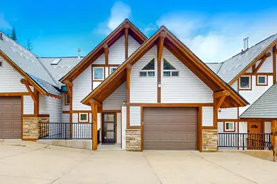 Image de Luxury ski-in townhouse: modern comfort & stunning views with hot tub