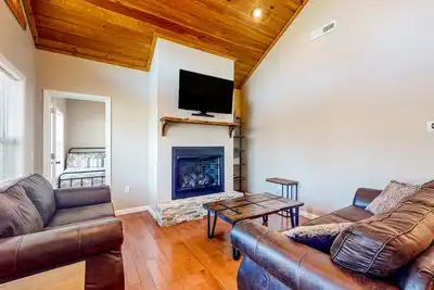 Image de Mountain-view log home w/furnished deck, firepit -hiking, biking, national parks