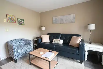 New rental! Cozy condo, sleeps 4. Close to Lakes, golf, pools, boat parking