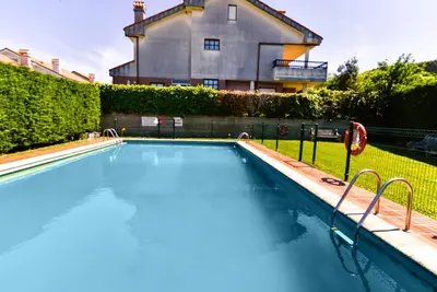 Villa confortable et spacieuse avec piscine commune