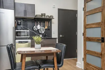 Image de Sleek & Cozy 1st Flr Flat- Walk to Brown & Wayland