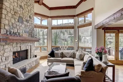Image de Private, luxury 4br in Lionshead along Gore Creek - hot tub, walk to lift, views