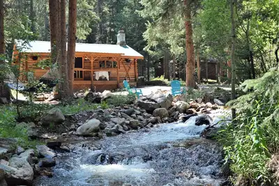 Image de Modern Rustin Cabin with stream running through it!
