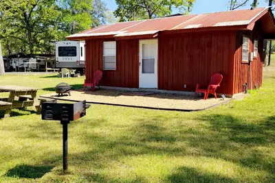 Image de McGee's Landing Cabin 2 on Toledo Bend Lake. Lakefront! Pet Friendly!