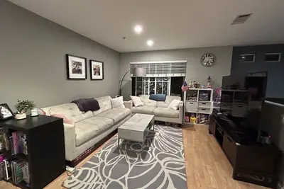 two-level with 2 master bedroom, pools, hiking trails, close to marketplace