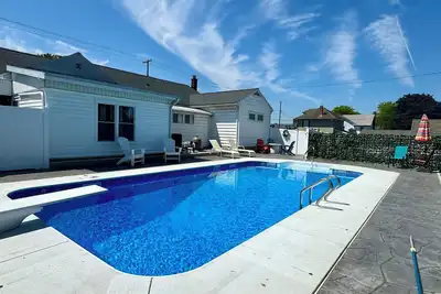 Image de conveniently located home is perfect for families and friends.