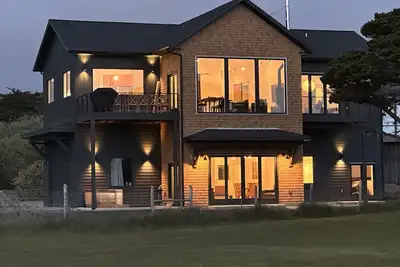 Image de Ocean Front Luxury Home, Pearl of the Sea, Hot Tub! Pets Ok! Incredible Views!