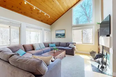 Image de Spacious, three-story mountain view home with balcony, fireplace, & washer/dryer