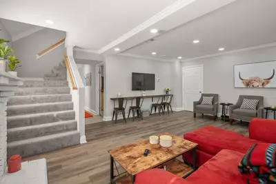 Image de The \"Farmhouse\": Spacious, Moo-tiful Haven by Rva!