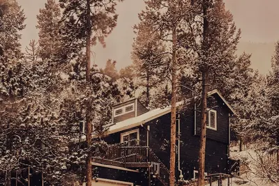 Image de Private Magical Forest, King Suite, 2 miles to Pikes Peak Hwy and North Pole