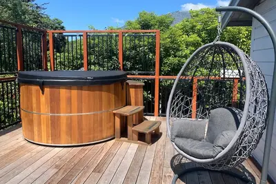 Image de Soak in Cedar Tub, Stroll to Havelock Village