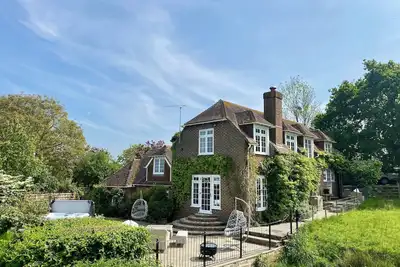 Image de Idyllic Country House, Hot Tub, Games Room, Tranquil Setting, Views, Vineyards