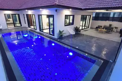 Perfect pool water with Jacuzzi Private Pool Villa & Royal Park Village Jomtien