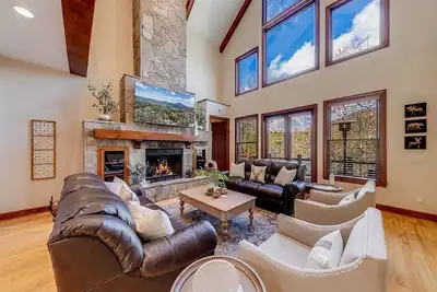 Image de Golden Ridge Lodge- Luxury Mountain Escape in Helen, Ga